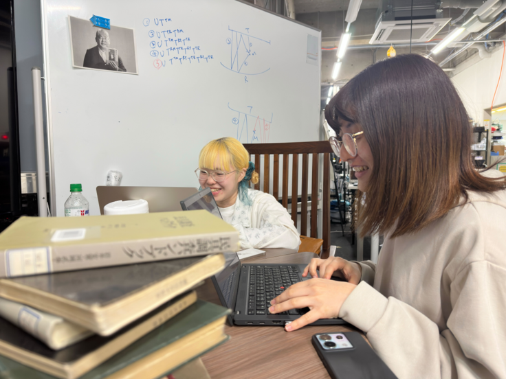 記事の編集をしている小澤（左）と山口