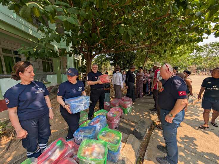 衛生キットを配布するGEA捜索救助チーム　©︎GEA     