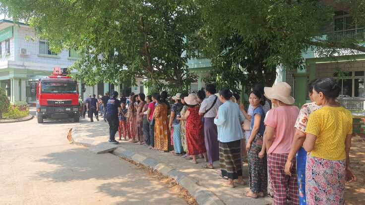 衛生キットの配布に並ぶ被災地の人々 ©︎GEA     