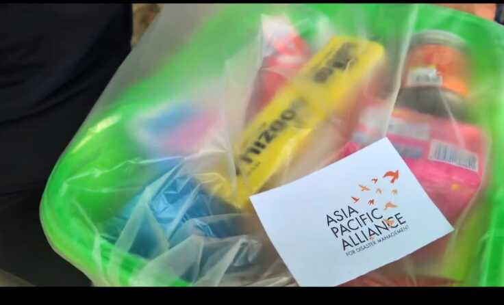 衛生キットを配布するGEA捜索救助チーム©︎GEA     