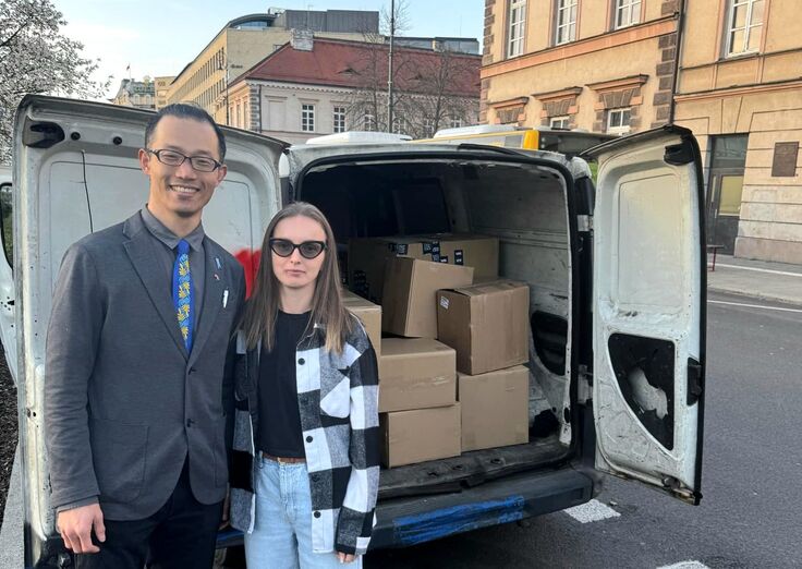 日本からいただいた服、おもちゃなどに加え教育支援物資を大量に搬出