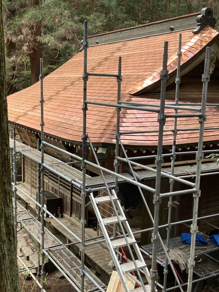 完成間近の社殿屋根