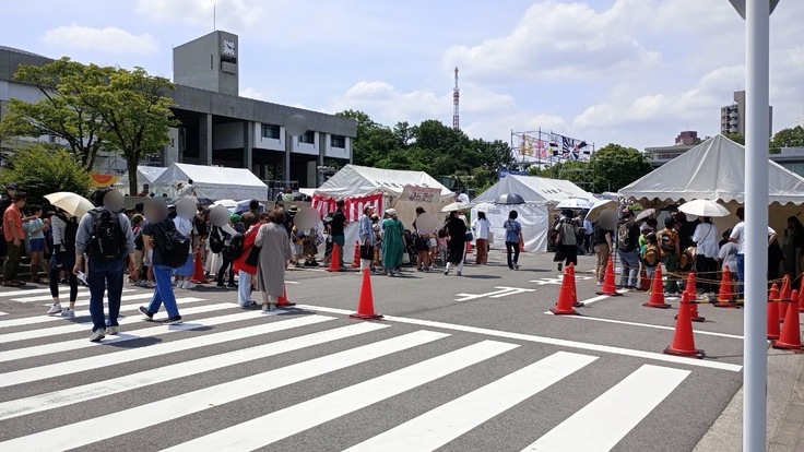 沢山のテントが並ぶ（2024年、第65回名大祭）