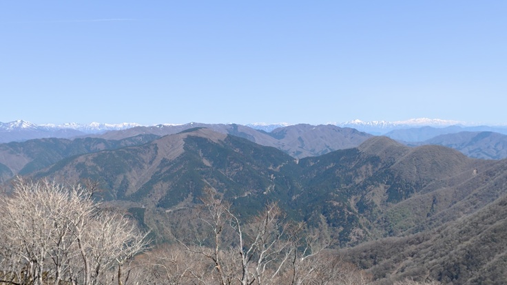 伊吹山から北方を望む。 北の山々はまだ雪に覆われている。右奥が白山