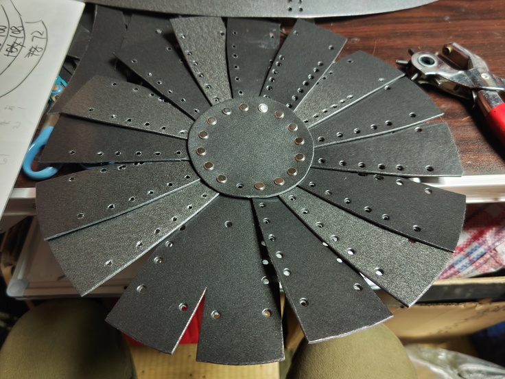 矧（はぎ）に穴を鉢の形になる様に開けて仮留め