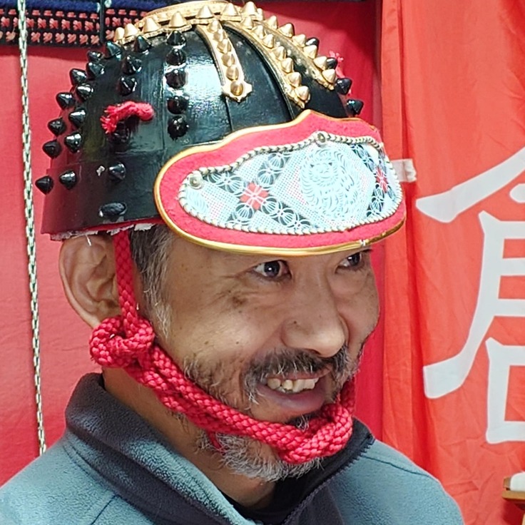 眉庇と紐の取り付け