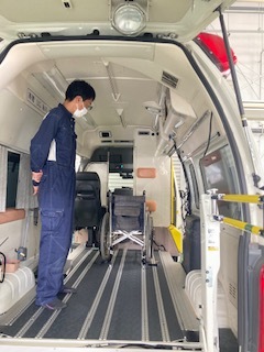 床面概観。余分な部品等を取り外したので、車内が広々と見えます。