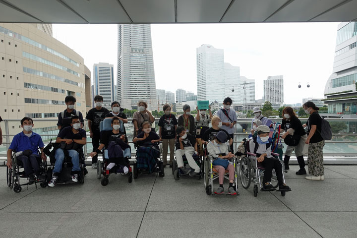 横浜市役所付近での宿泊プログラム参加者の集合写真