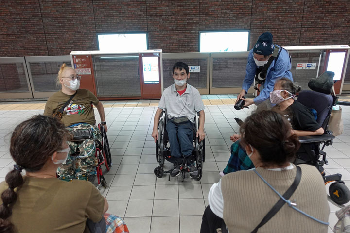 市営地下鉄「桜木町駅」ホームで宿泊プログラム参加者が電車を待っている様子