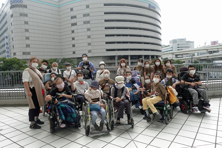 横浜そごうをバックに、ベイクォーターで宿泊プログラム参加者の集合写真