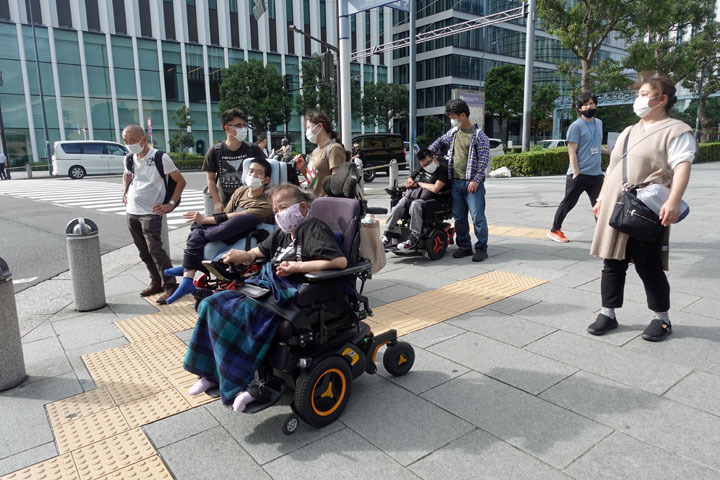 宿泊プログラム参加者がみなとみらいを散策している様子