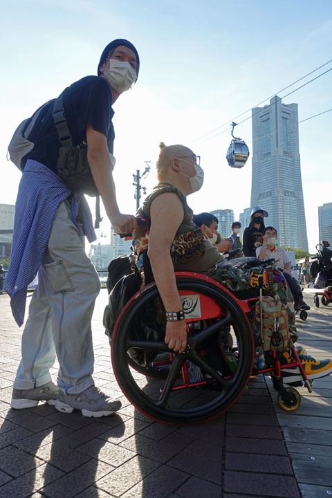 宿泊プログラム参加者がみなとみらいで建物の様子を説明している様子