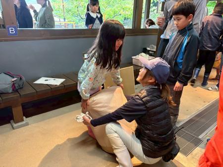 重さ体験…見た目と重さのギャップにびっくり