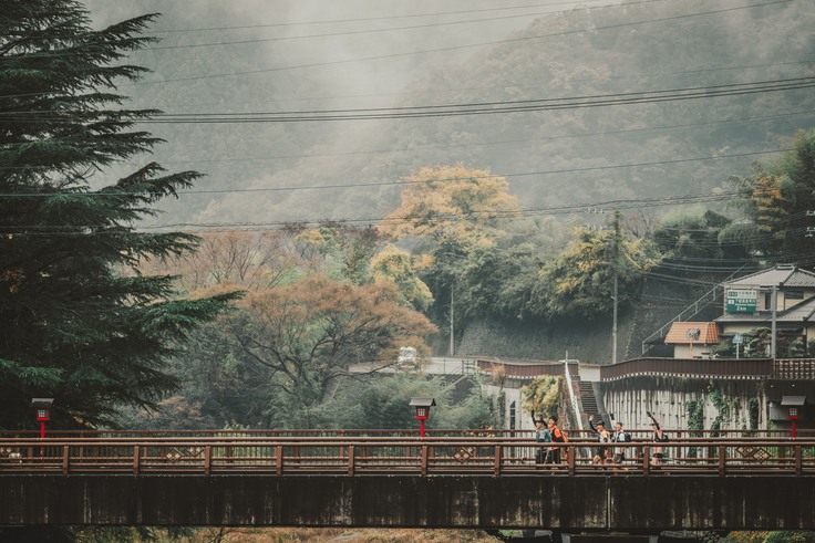 下部温泉への入口の橋を走る　📷Hirano Ryo