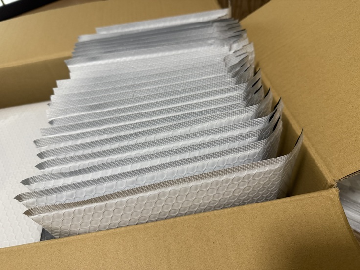 梱包作業を行なっています