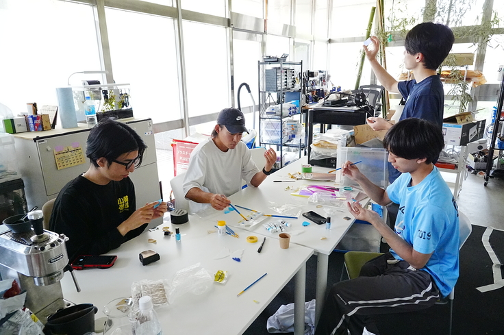 装飾を作成する学生たち