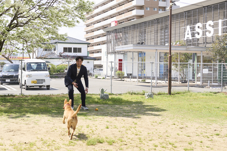 広々としたドッグランは犬もテンションアップ！とても楽しそうに遊んでいました。日陰もあって安心です。