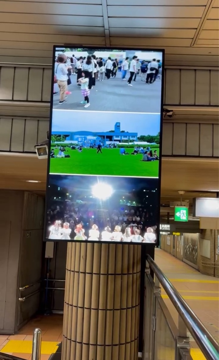 本山駅で名大祭の映像が放映されている様子