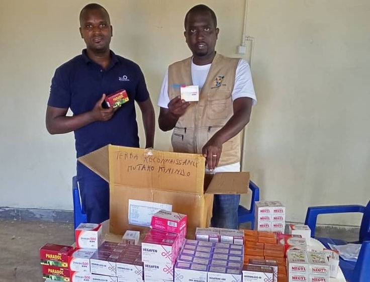 難民サイト内ヘルスセンターへの薬提供時の様子