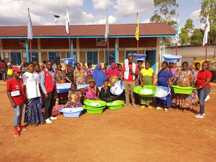 妊娠8ヶ月以上の難民妊婦への物資配布時の様子