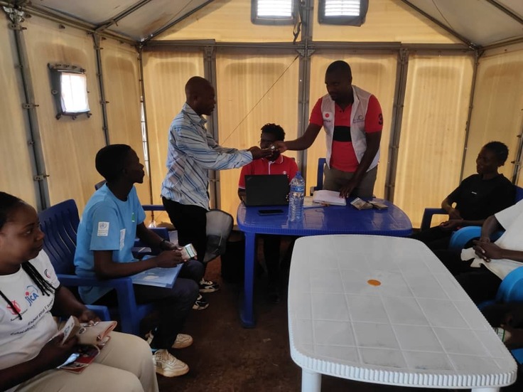 難民へ小規模ビジネス資金を渡している様子