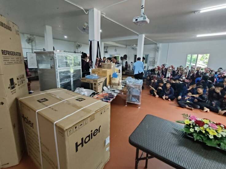 私たちの支援品を前にセレモニーを待つ子供達