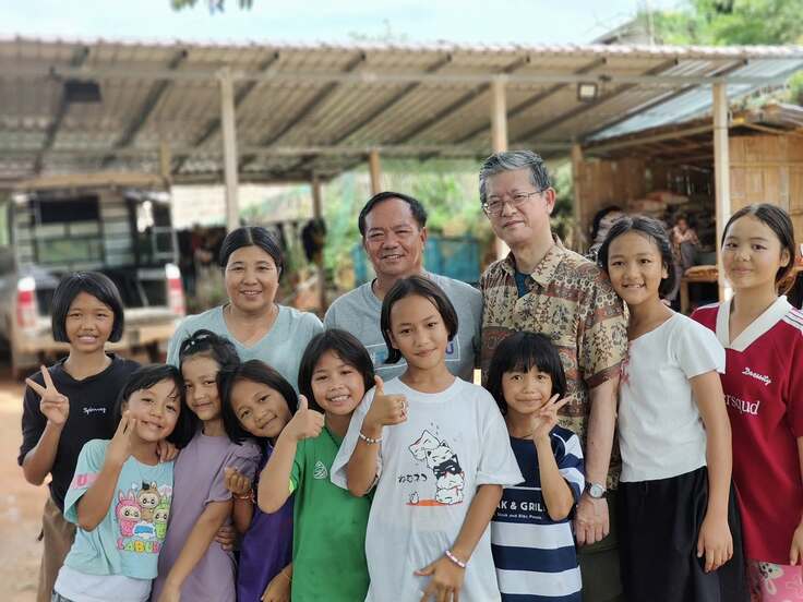 ピタワットクライシー寮長ご夫妻と子供達と