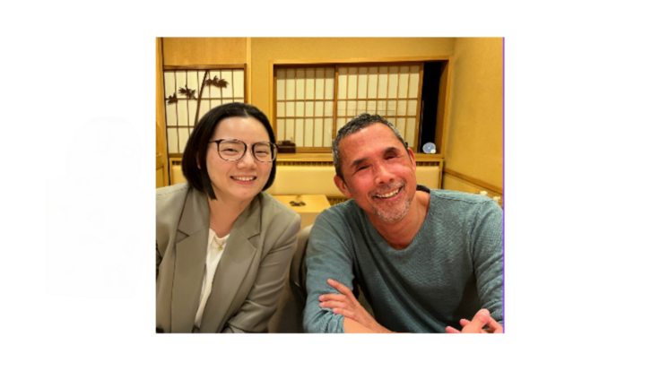 左に深谷愛。右に高橋オリバーさん。微笑む二人。飲食店にて