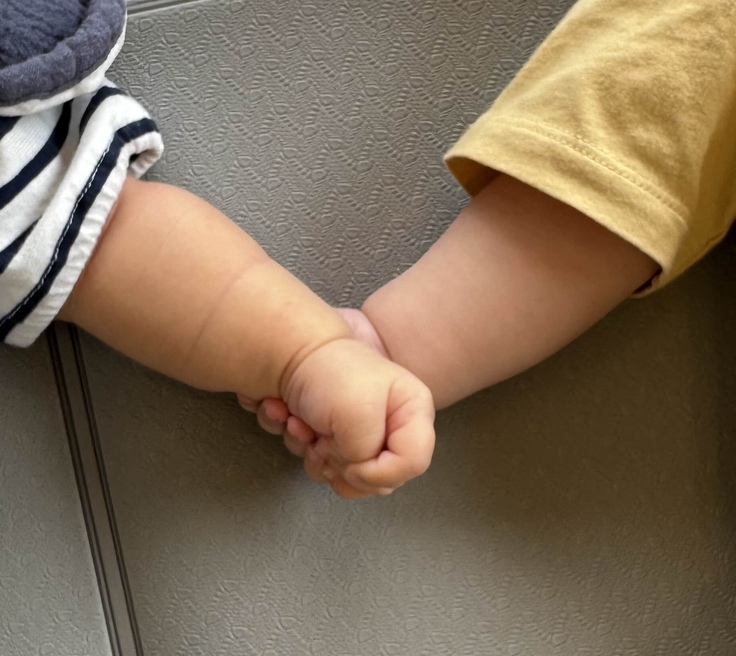 手を繋ぐ赤ちゃん