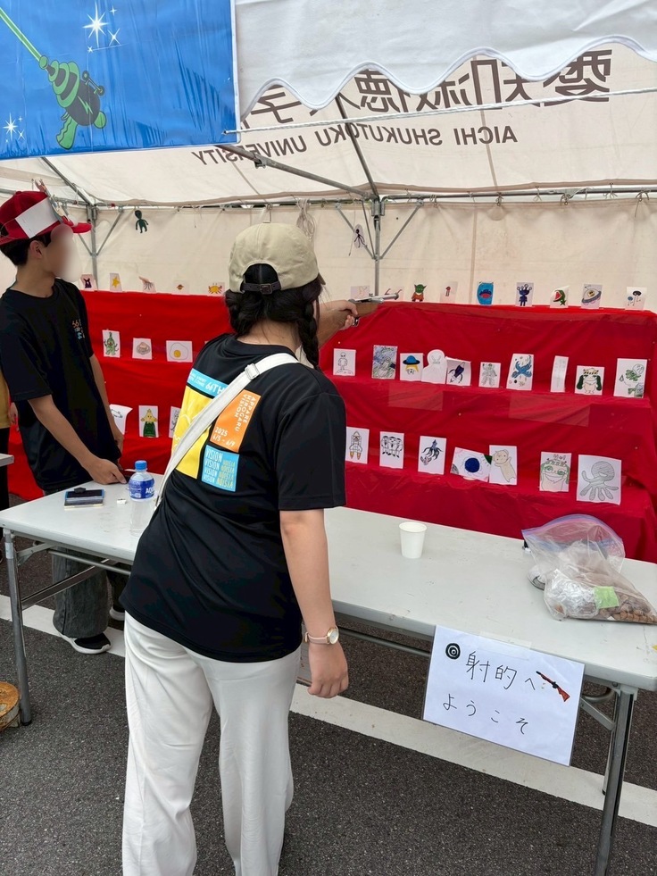 宇宙をモチーフにした的が設置されている射的（盆日）