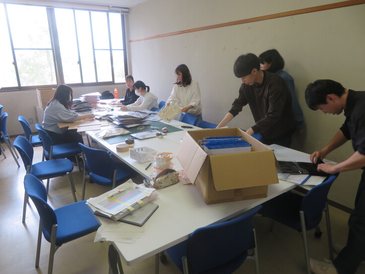 皆で中身を確認しながら梱包しています