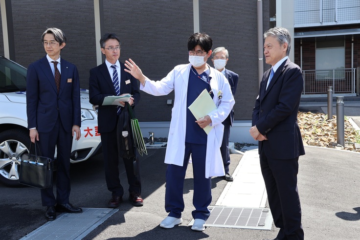 古本副知事にCoMUⓇの説明をしている渡邉教授