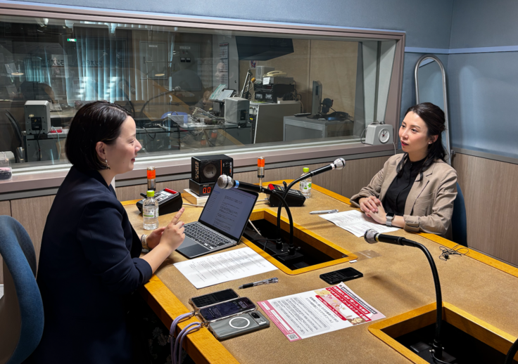 ラジオ収録スタジオにて。日テレアナウンサーの杉野さんと深谷が対面に座ってマイクに向かって収録をしている。