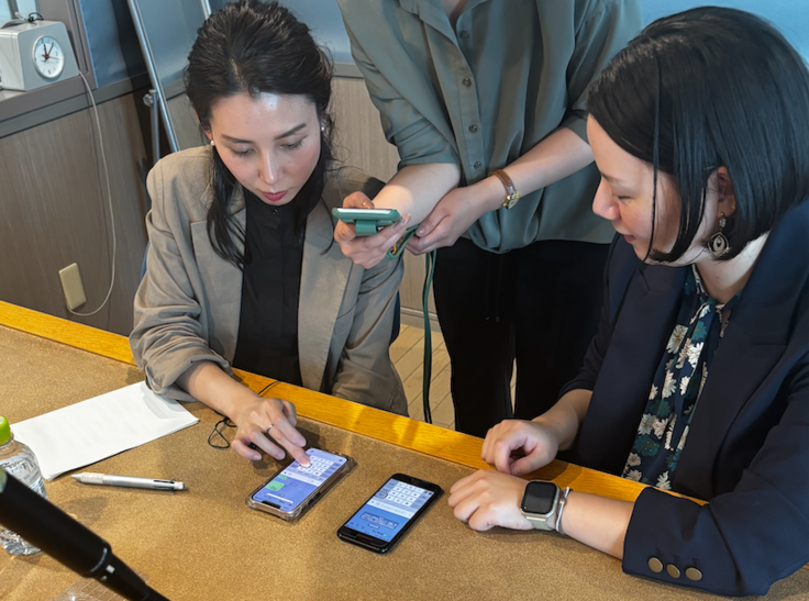 杉野さんもボイスオーバーの操作を実際に体験してくださっている様子