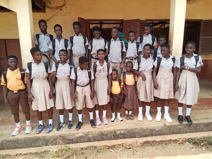 制服を着て学校に通う子どもたちの写真