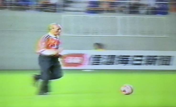 こけら落としのセレモニーでドリブルする渡辺先生