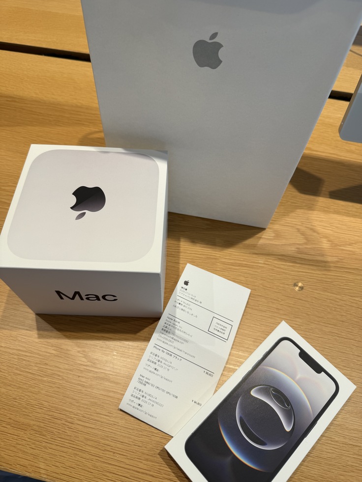 Mac mini とiPhoneの写真。領収書にはコアジャパンと記載。合計１９万４千８百円