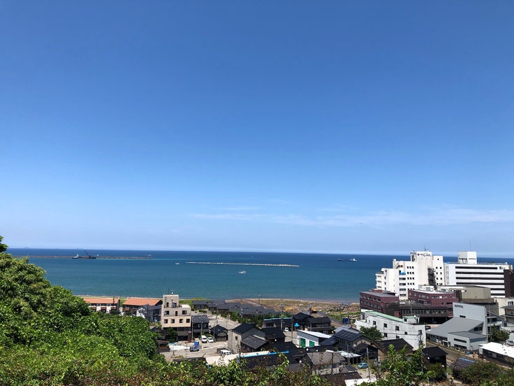 この写真の景色は地震後の住まい（市営住宅）の窓からの景色です。