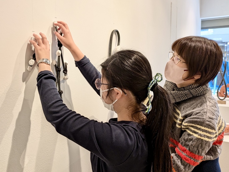 ギャラリー青羅で児童と触れる鑑賞を行う佐藤直子先生