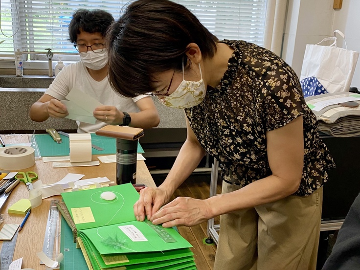 点字の絵本を作成する佐藤直子先生