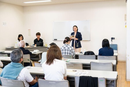 講師が前方に立って話している教室の様子