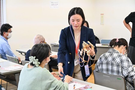 アイナビポーチを一人一人に配布している様子