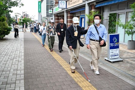 外に出て体験をしている様子