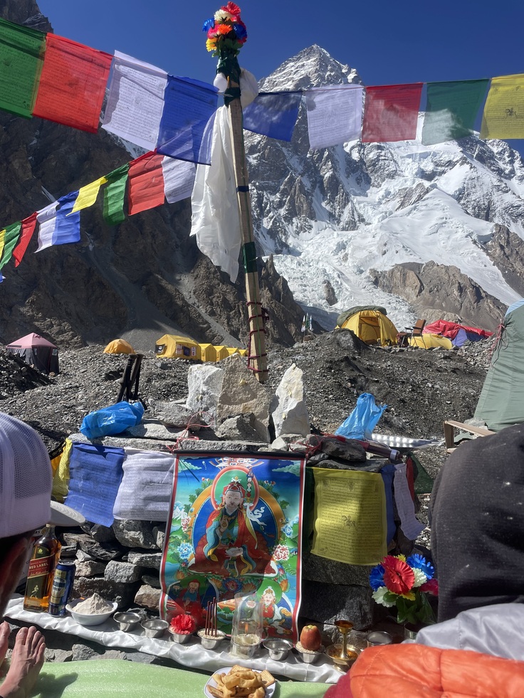 自分の下山前日に登頂祈願のプジャをする他隊