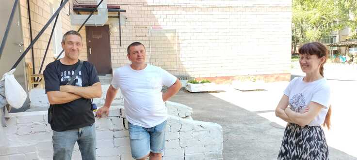 幼稚園の敷地内でパネル設置場所を確認中