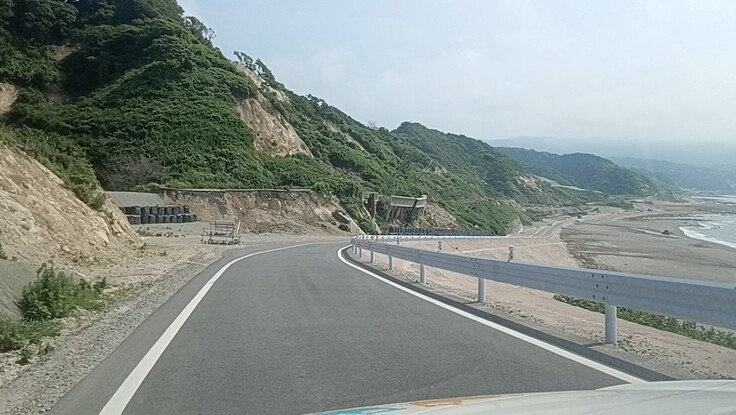 隆起した海岸線沿い