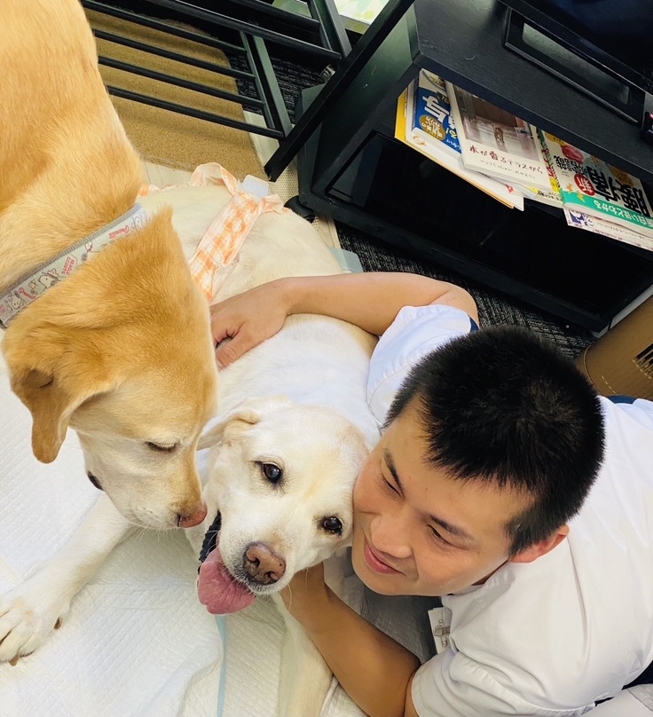 ヨアンと篠原さんが再会した時の様子。笑顔のヨアンと篠原さんをフーゴが覗き込んでいる。