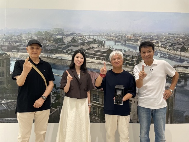 「シューイチ」ポーズで！