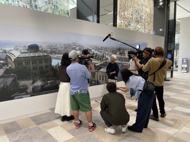 カラー化した被爆前のパノラマ写真を、幅７m、高さ２m以上に大きく印刷しました