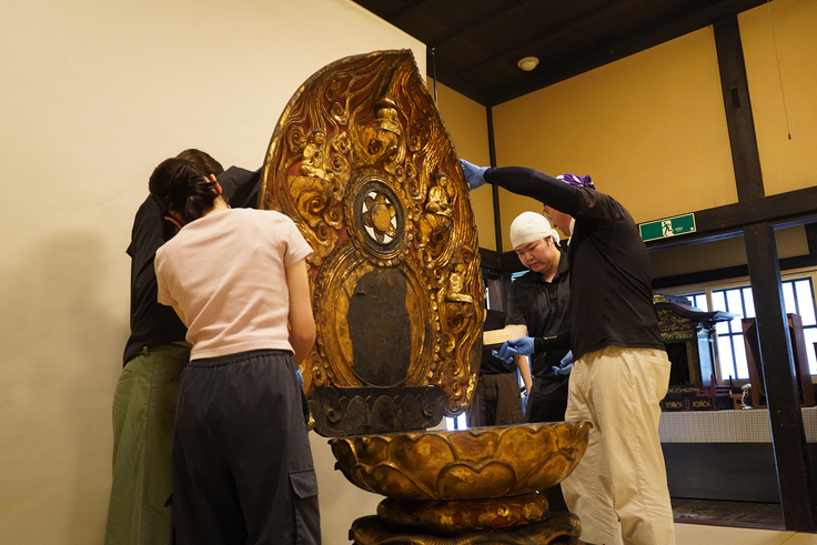 大日如来坐像の光背と台座